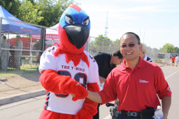 Thor shaking hands with former MCC President Shouan Pan