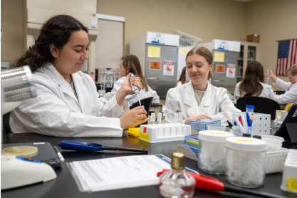 Group of college students working in lab.