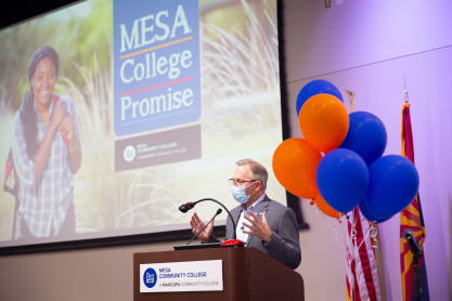 Mesa Mayor John Giles welcomes the inaugural Mesa College Promise class at an August 2021 event. 
